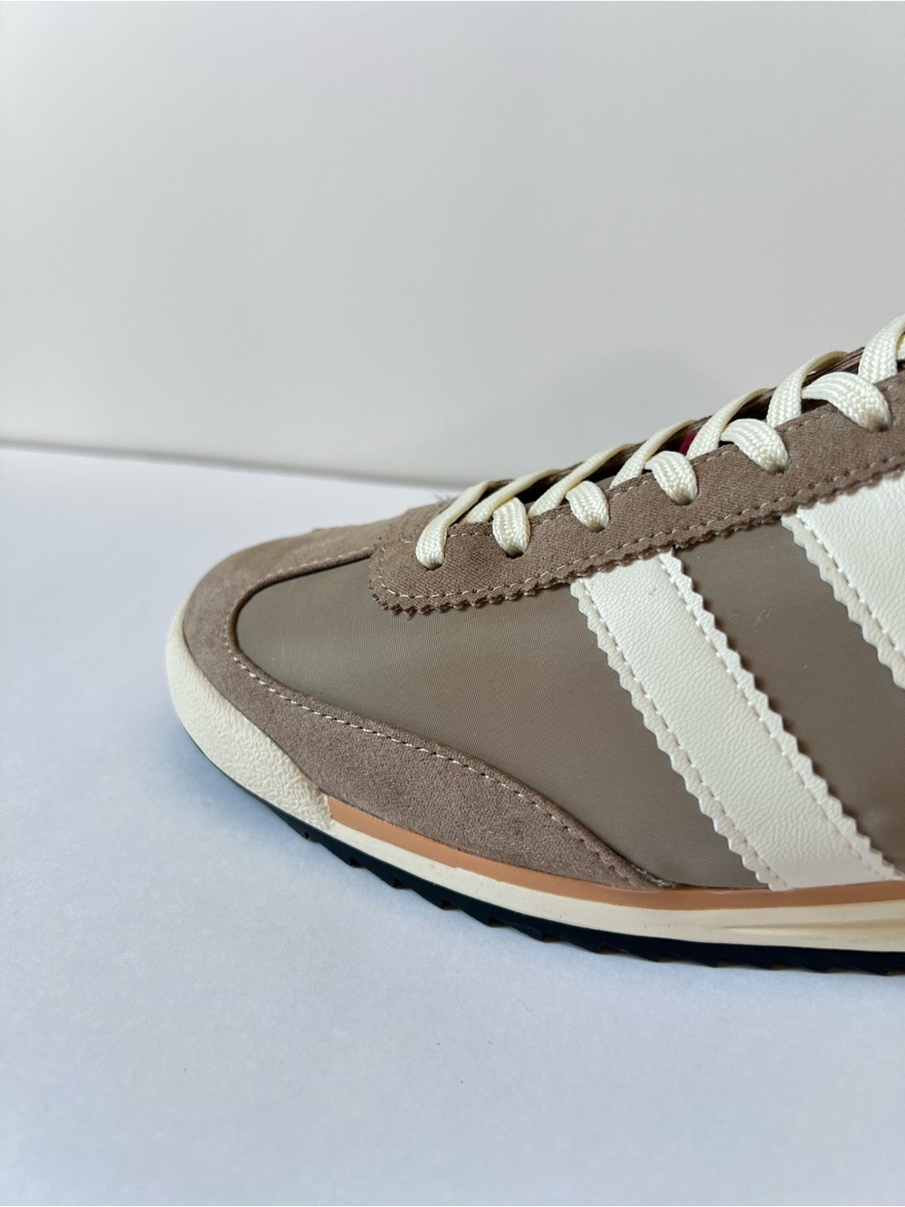 Madden Girl Jumper Taupe & White Women's Retro Casual Trainer Sneakers SZ 8.5 - Picture 4 of 15